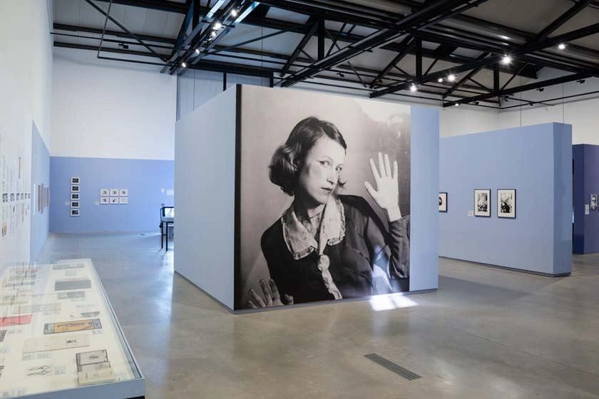 Das Bild zeigt einen Teil der Feministischen Avantgarde-Ausstellung in Arles. Die Ausstellungflächen sind in Blau- und Violetttönen gehalten, die einen schönen Kontrast zu den Kunstwerken schaffen, die meinst in schwarz / weiß gehalten sind.