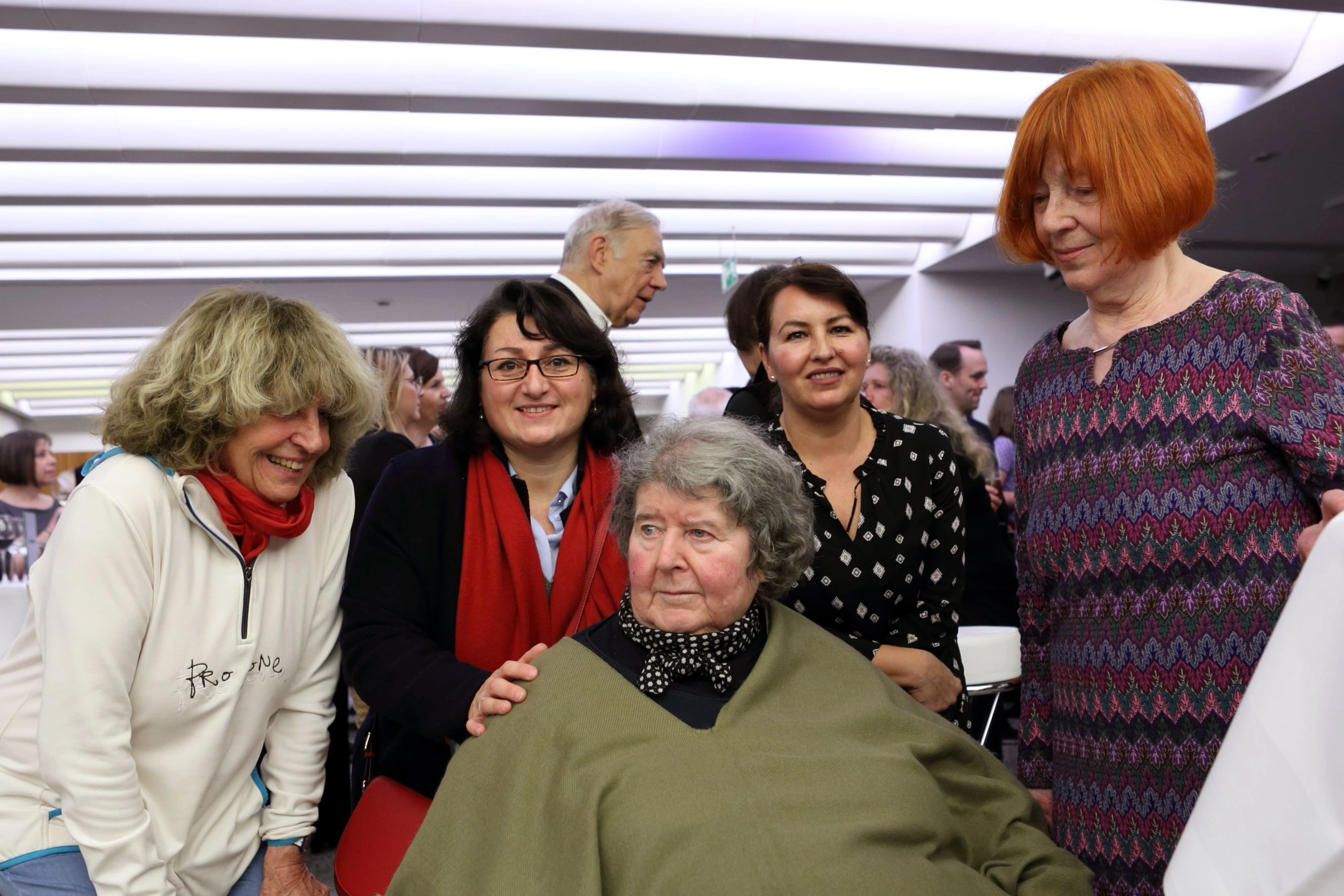 Das Bild zeigt Besucherinnen der Pressekonferenz zur Ausstellungseröffnung.