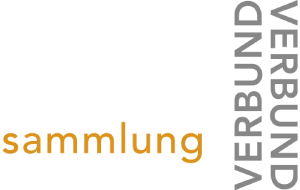 Das Logo der SAMMLUNG VERBUND zeigt das Wort sammlung, dass in orangenen Lettern geschrieben ist. Das Wort VERBUND ist in grau geschrieben. Es ist um 90 Grad gedreht und gedoppelt.